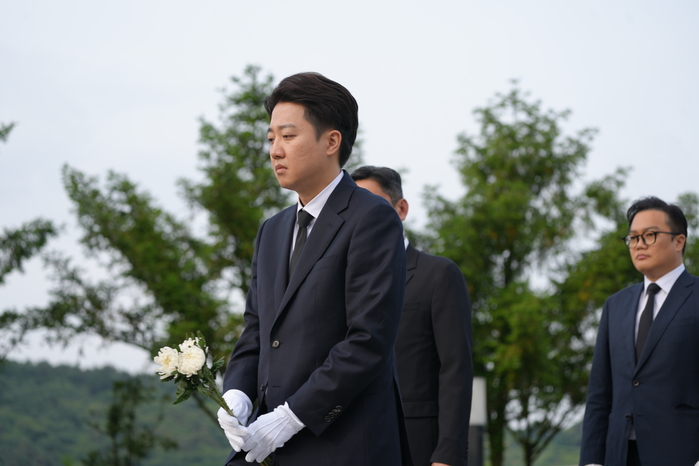 origin_이준석고노무현전대통령묘역참배.jpg
