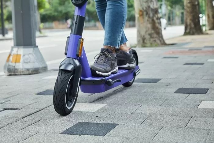 한밤중 전동킥보드 타던 경찰관, 연석에 걸려 넘어져... 병원 이송됐으나 끝내 사망