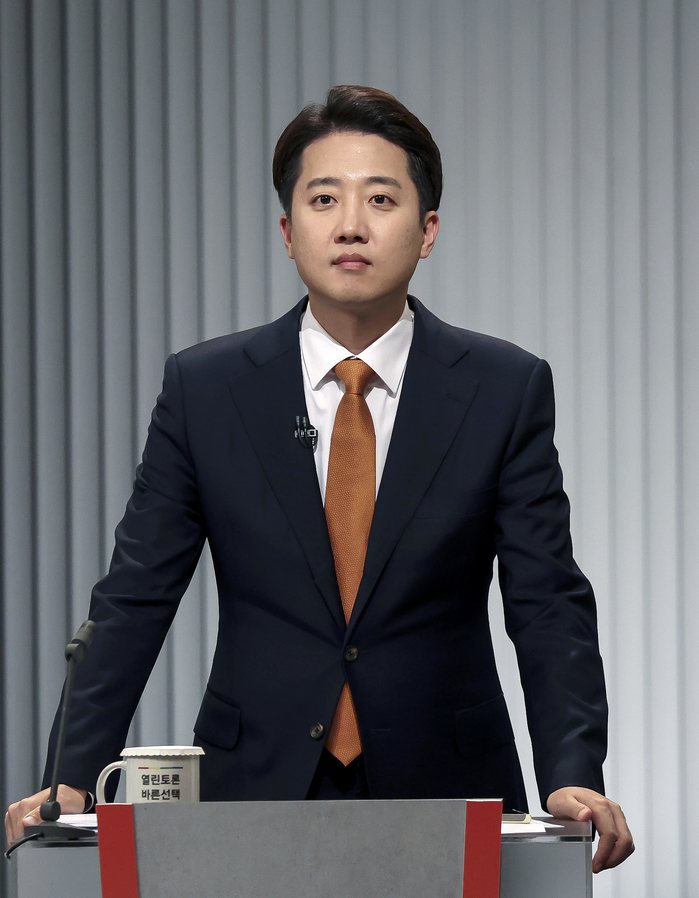 origin_2차토론준비하는이준석 (1).jpg