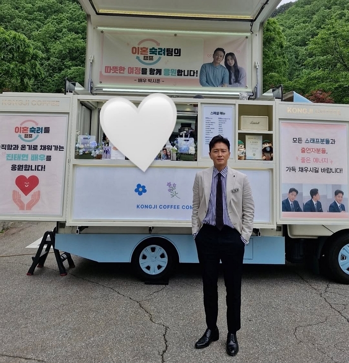안녕하세요 진태현 입니다사랑하는 아내가 커피차를 보내줬어요박시은 포레버!! 감사합니다!!작가 연출 스텝들 화이팅하고 다들 걱정하지 말라고 보내준거 같음 모두 다!!! 걱정같은건 하지맙시다  이혼숙려캠프 녹화 화이팅!!.jpg