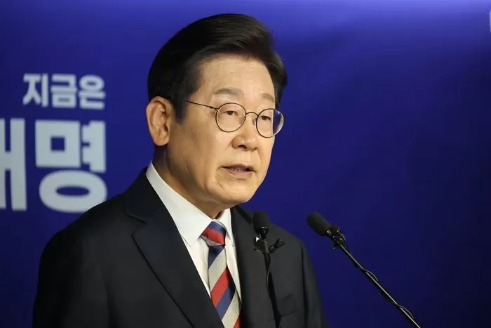 어제(25일) 기자회견 때 모습 / 뉴스1