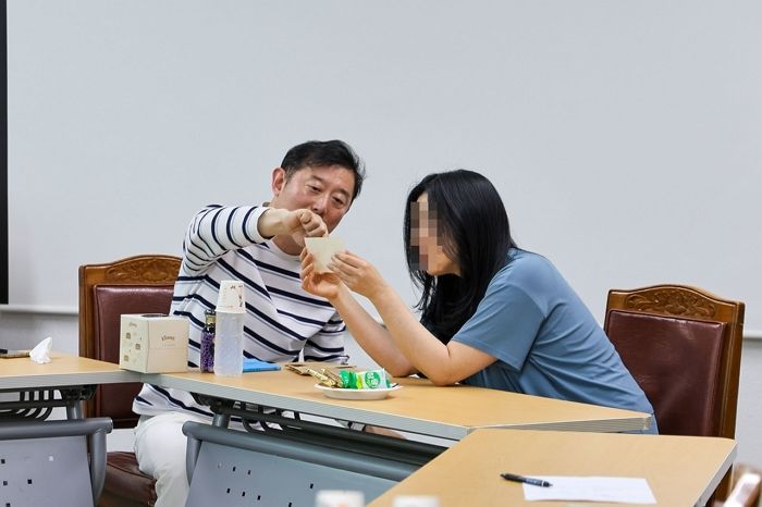 어릴 적 ‘중국 음식점’서 잃어버린 ‘친오빠’ 45년 만에 찾아... 감동 스토리 들어보니