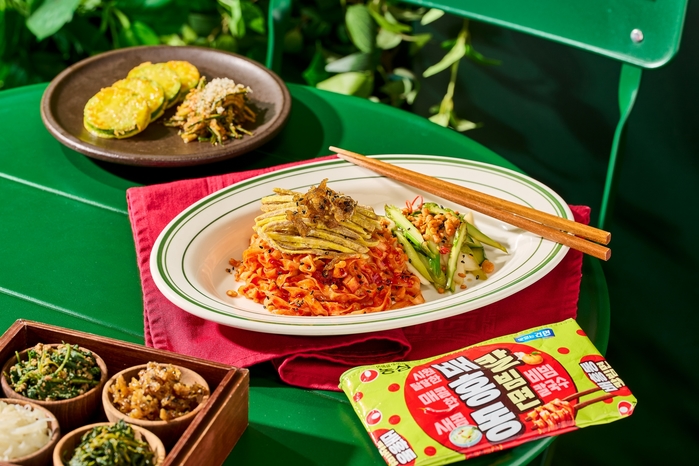 그냥 먹어도 맛있는 농심 ‘배홍동 칼빔면’... 흑백요리사 ‘반찬 셰프’가 제철 재료 더했다