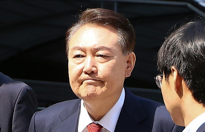 origin_5차공판출석하는尹취재진질문에묵묵부답.jpg