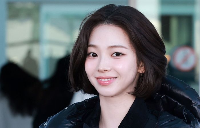 카리나가 공개한 ‘깐달걀’ 피부 꿀팁... “베개 위에 ‘이것’ 깔고 잤다”(영상)