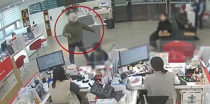 10일 오전 부산 기장군 일광읍에 있는 한 은행에 침입한 강도가 고객과 직원들과 몸싸움을 벌이고 있다 / 은행 CCTV 영상