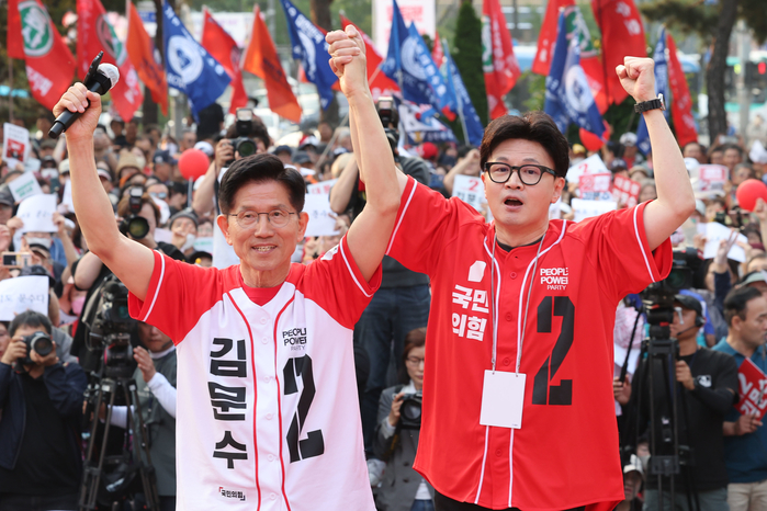 origin_한동훈전대표와함께지지호소하는김문수대통령후보.jpg