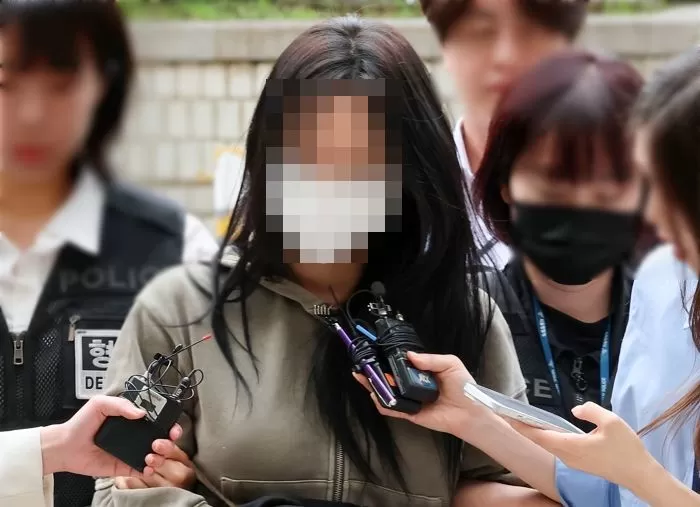 지난 17일 서울중앙지법에서 열린 구속 전 피의자 심문(영장실질심사)에 참석한 여성 A씨 / 뉴스1
