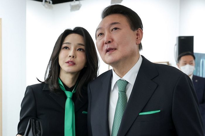 김건희 여사에 전달된 선물 가격만 1억... 수행비서 자택서 ‘샤넬백 영수증·보증서’ 발견