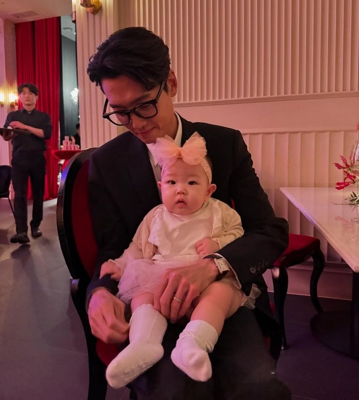 14년째 열애 중인 정경호♥최수영, 아기 품에 안고 찰칵... 엄빠되기 전 연습?