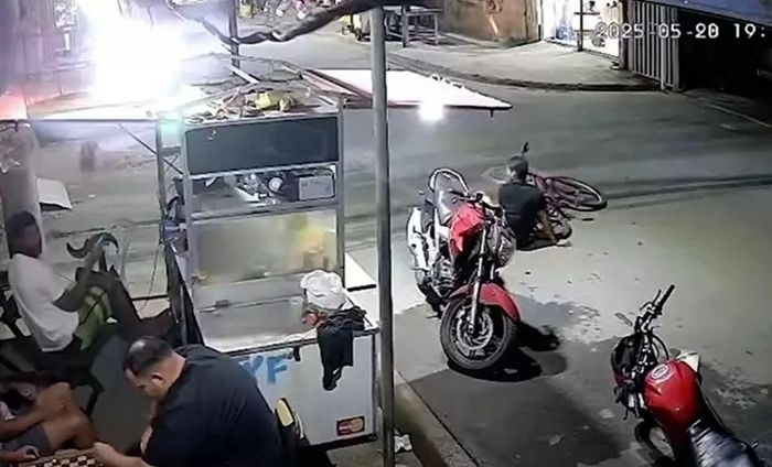 자전거 타다 도로에 넘어진 청년... 주머니 속 ‘이것’ 때문에 살짝 넘어졌는데도 숨져