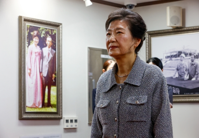origin_참배하는박근혜 (1).jpg