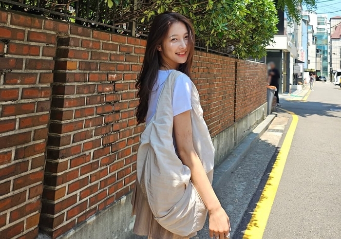 바레 스튜디오오픈하고은퇴한건지질문을 많이 듣는데,결론은 아닙니다.다만누군가에게 선택당하는것에지쳤던것같아요..무력감에서 벗어나기위해서,더힘을내서 멀리가려고운동을했어요그게 바레라는 운동이었는데너무 힘이나더라고요.그래서 나누고 싶었고,땀흘리는 가치가얼마나 좋은지전하고싶었습니다운동하고났을때내가 무언가 주체적으로살수있겠다는 자신감 있잖아요그래서 바레스튜디오캐치프레이즈도Lead your.jpg