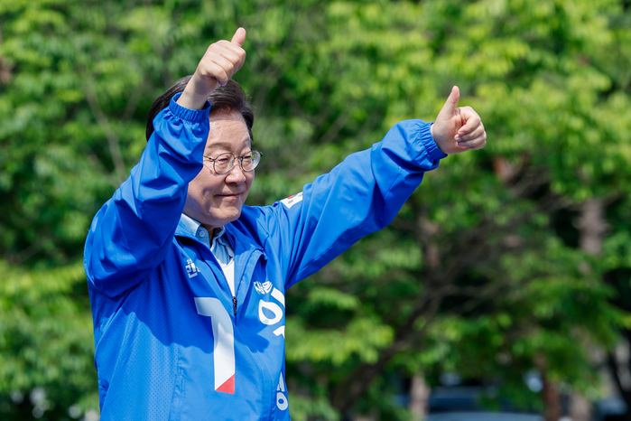 origin_이재명엄지척.jpg