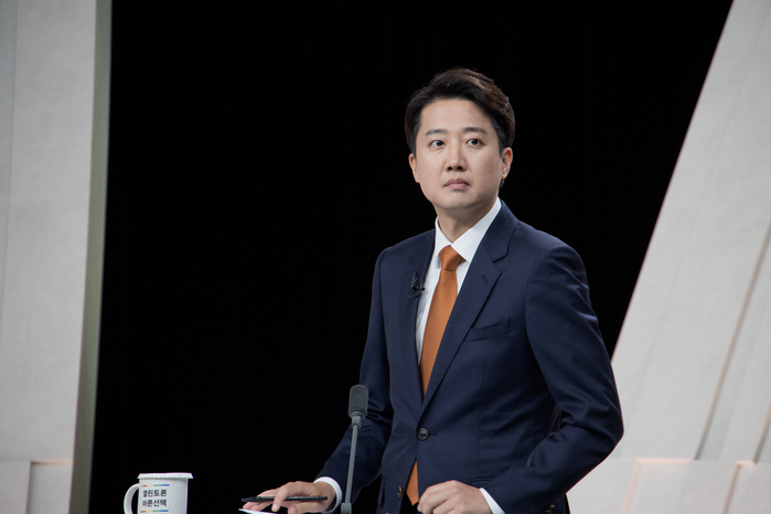 origin_토론준비하는이준석개혁신당대통령후보.jpg