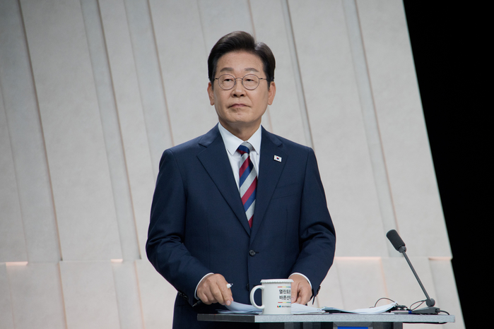 origin_TV토론회준비하는이재명후보.jpg