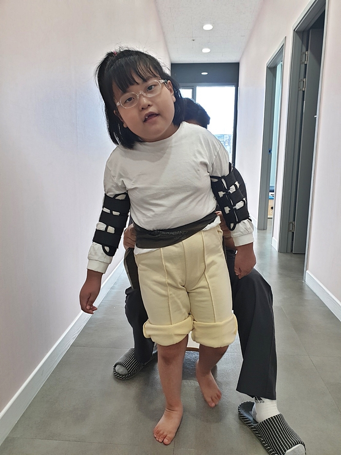 03. 재활 치료를 받고 있는 하영이(여·가명).jpg