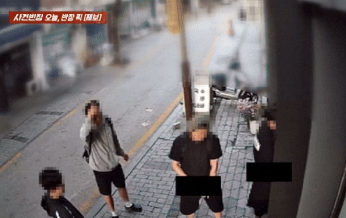 “입간판 발로 뻥... 가게 앞 노상방뇨까지”... 이웃 가게 직원들의 만행 (영상)