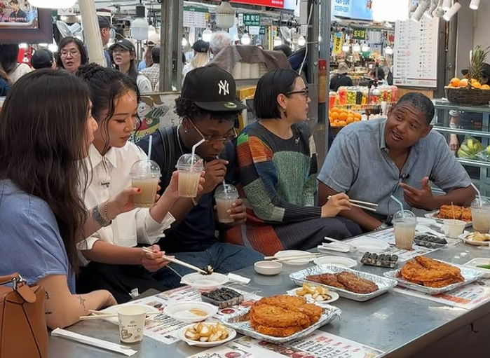 “광장시장에서 마약김밥 먹는 외국인... 자세히 보니 ‘존X 좋군’ 짤 주인공이었습니다”