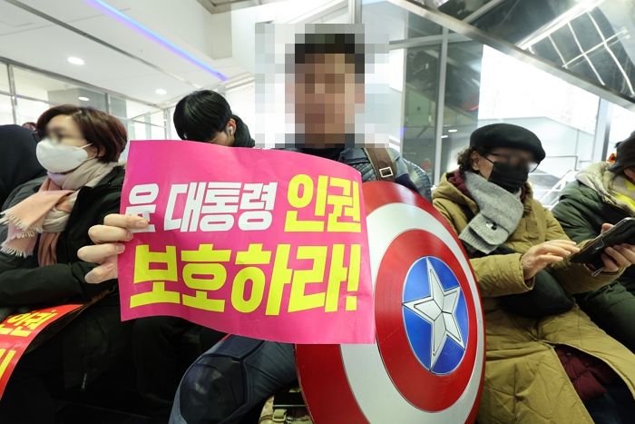 중국대사관·경찰서 난입한 ‘캡틴 아메리카’... 징역 1년 6월 선고