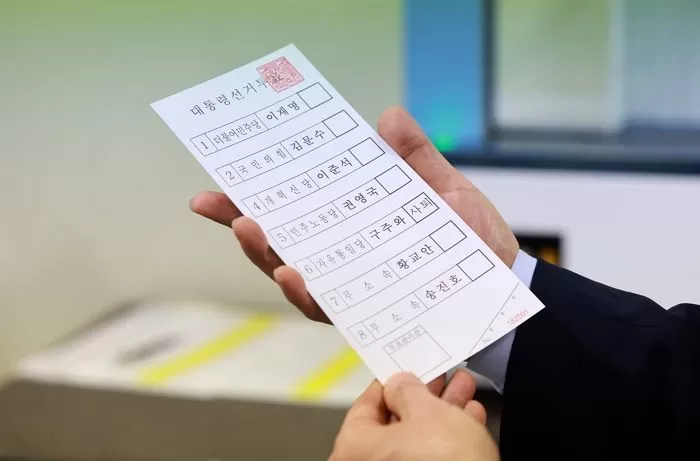 제21대 대통령선거를 9일 앞둔 25일 경기 안양시 동안구의 한 인쇄소에서 서울시선관위 관계자가 인쇄된 제21대 대통령 선거 투표 용지를 검수하고 있다. / 뉴스1