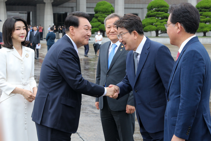 origin_윤대통령과악수하는권성동원내대표.jpg