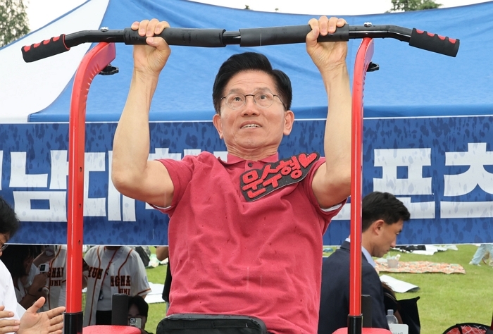origin_턱걸이하는김문수후보.jpg