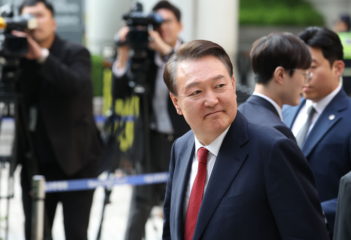 origin_지지자들보며법원나서는윤석열전대통령.jpg
