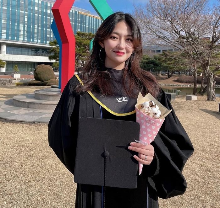 전국민 다 아는 ‘이 노래’ 부른 걸그룹 멤버, 카이스트 가더니 ‘대치동 수학강사’ 됐다