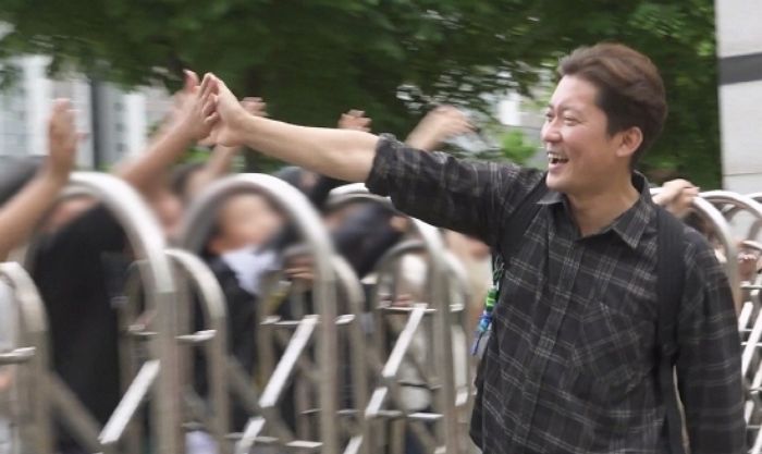 “차은우 닮았어요”... 모교 찾아간 김대호, 초등학교 후배의 극찬에 ‘이렇게’ 답했다