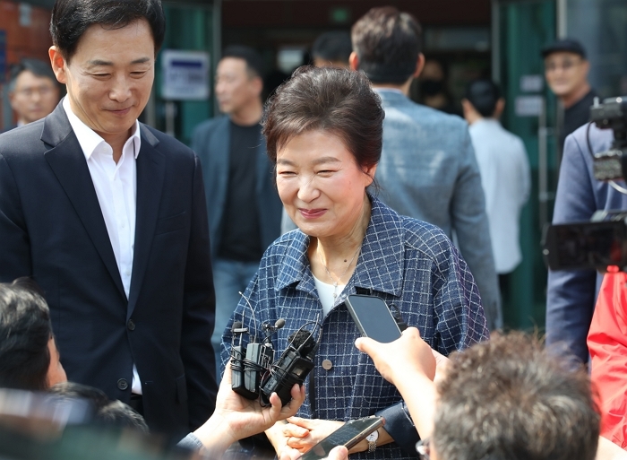 origin_사전투표마친박근혜전대통령.jpg