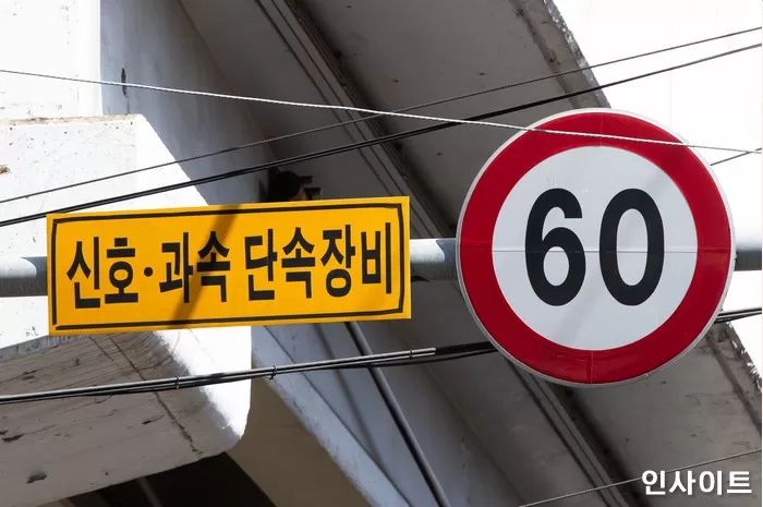 “날아간다~”... 훔친 차로 ‘곡예운전’하며 190km 내달린 여고생들 (영상)
