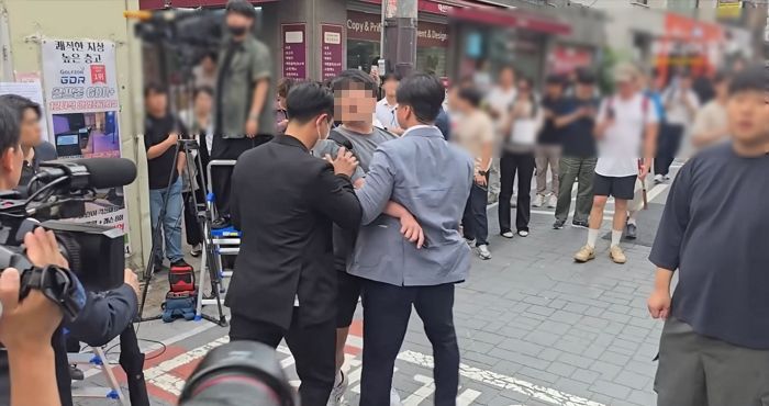 “당신이 어떻게 2030 남성을 대표하나”... 이준석에 소리치다 끌려나간 남성들 (영상)