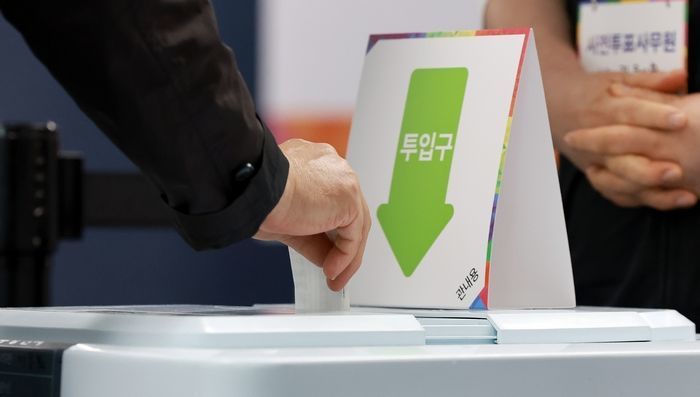 회송용 봉투서 이재명 찍힌 기표용지 나와... 선관위 “자작극 의심”