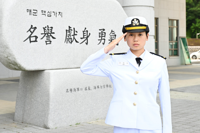 origin_천안함서산화한용사의딸해군소위로임관.jpg