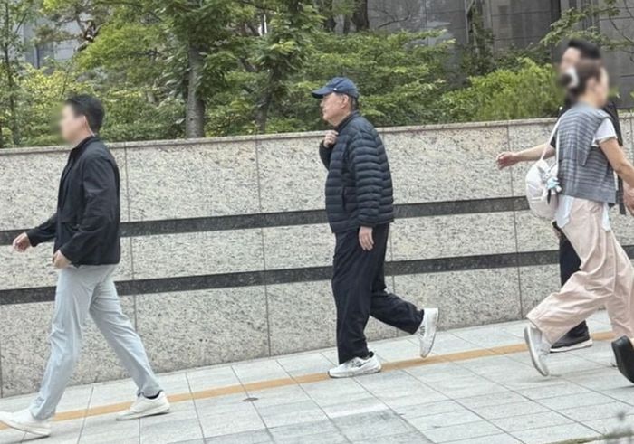 대선 앞두고 거리서 포착된 尹... 29도 무더위에 패딩 입고 산책