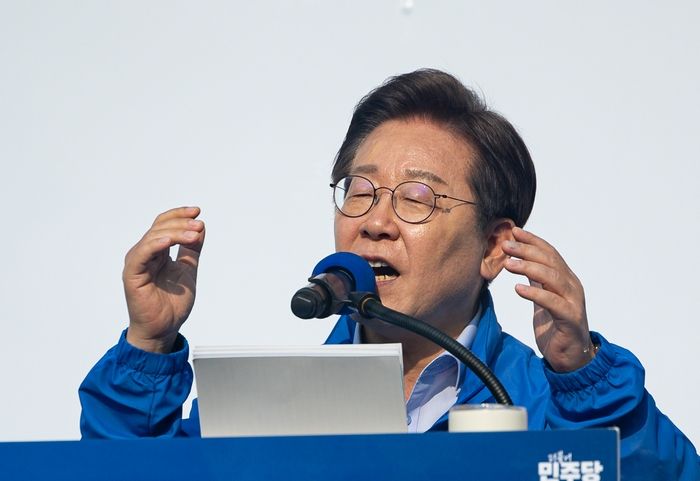 이재명, 아들 댓글 논란에 “잘못 키운 제 책임... 이준석은 댓글 왜곡 책임져야”