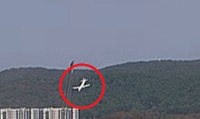 해군 초계기 추락 당시 CCTV 공개... 갑자기 확 꺾이더니 수직 낙하 (영상)