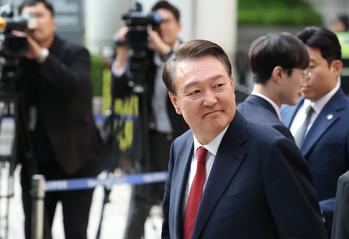 origin_지지자들보며법원나서는윤석열전대통령.jpg
