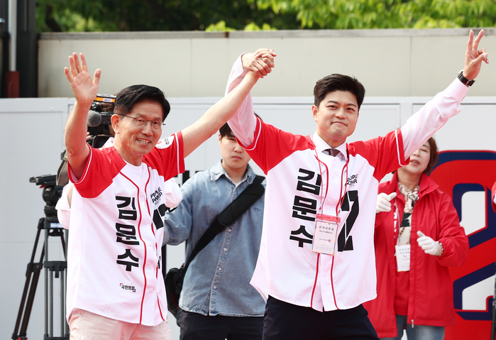 origin_김용태손잡고입장하는김문수.jpg
