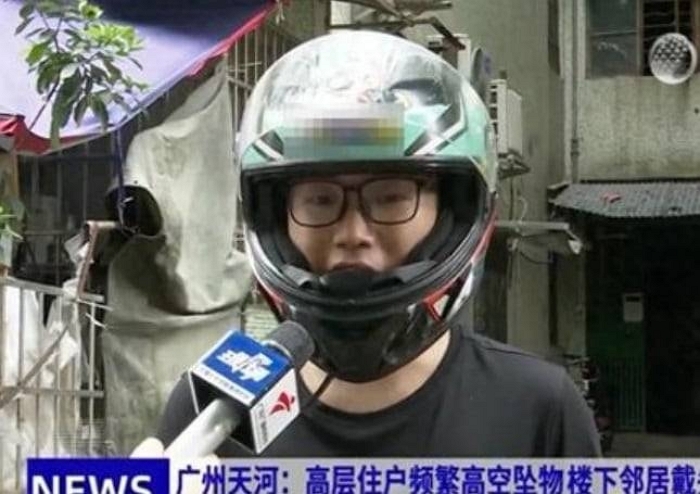 9층 사는 모녀 때문에 헬멧 쓰고 외출하는 주민들... 무슨 사연이
