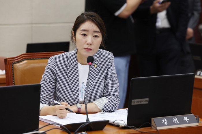 origin_인사말하는강선우복지위간사.jpg