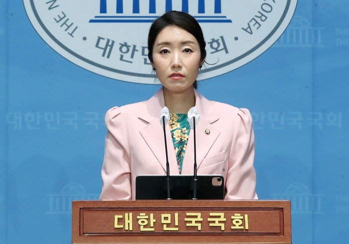 origin_브리핑하는강선우대변인.jpg