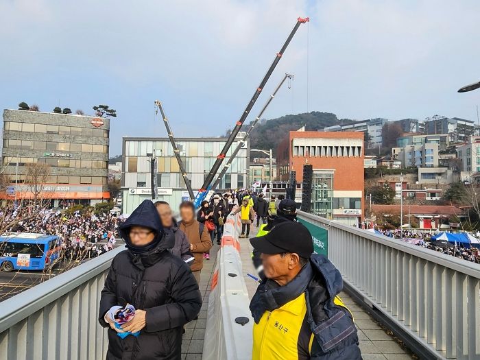 탄핵 정국 때 흔들린 ‘한남동 관저’ 옆 육교... 3억 들여 8월부터 철거 시작