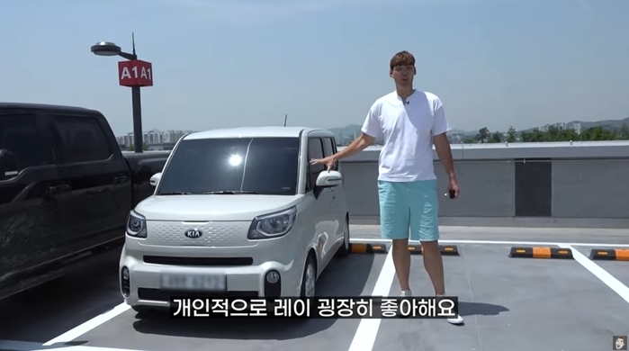 ‘경차’ 도전한 키 233cm 하승진이 기아 ‘레이’ 타보고 짬짝 놀란 이유 (영상)