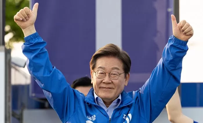 이재명 더불어민주당 대통령 후보가 30일 오후 충북 충주시 충주체육관 시계탑광장에서 시민들에게 인사하고 있다. 2025.5.30 / 뉴스1