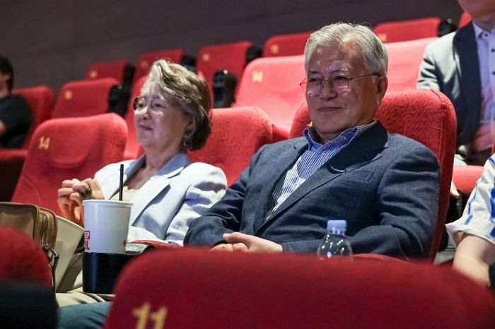 文 전 대통령 부부, 세월호 잠수사 영화 ‘바다호랑이’ 보고 눈물 훔쳤다