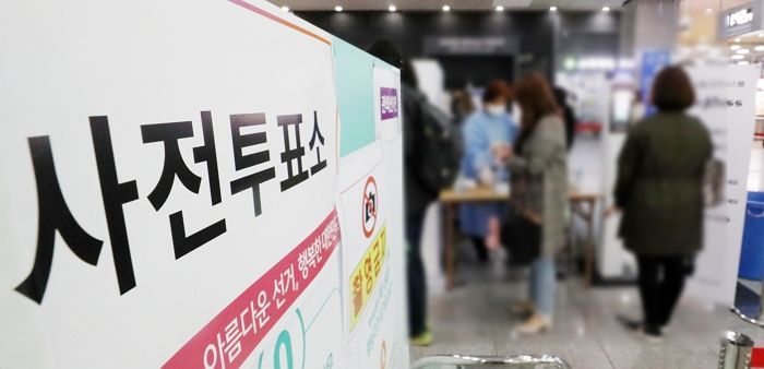 사전투표소 앞에서 할머니들 손목 당기며... “이 사람 찍어요” 불법선거운동한 60대 女