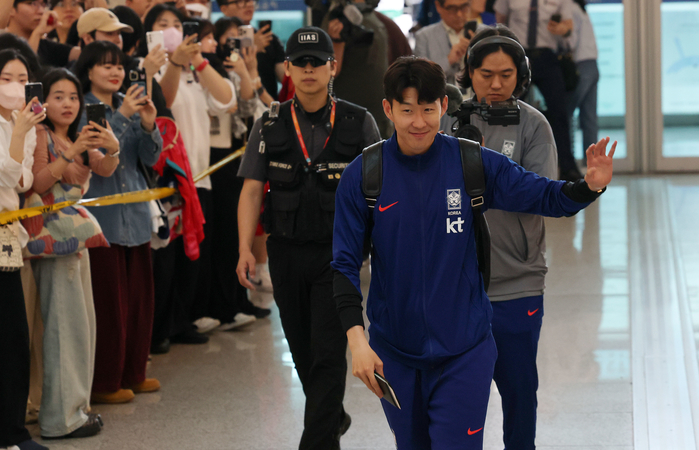 홍명보호, 팬들 응원 속 이라크 출국... “손흥민 무리 안 시킬 것”