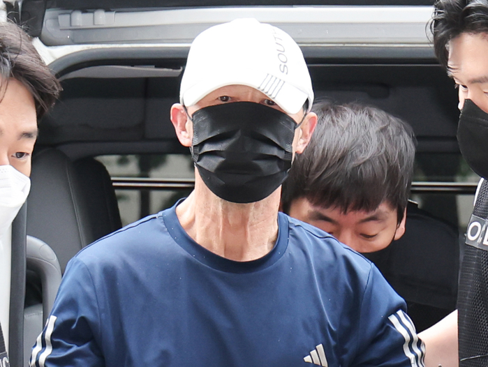 운행 중인 서울지하철 5호선 열차에서 불을 지른 원 모 씨가 2일 서울 양천구 서울남부지법에서 열린 구속 전 피의자 심문(영장실질심사)에 출석하고 있다. / 뉴스1